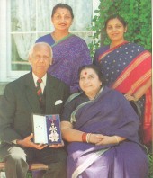 Marido e hijas de Shri Mataji